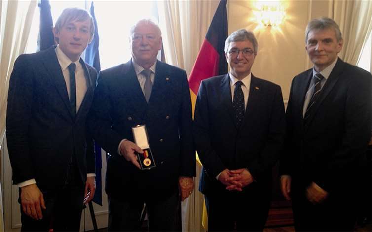 Bernd Röhling (2.v.l.) wurde in Koblenz die Verdienstmedaille des Landes Rheinland-Pfalz verliehen. privat