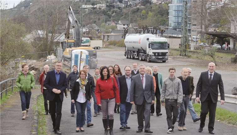Bernd Schemmer, Brigitte Heitmann-Weiß , Klaudia Follmann-Muth sowie Inselbürgermeister Sepp Gans und Bürgermeister Fred Pretz (vorne, v. l.) mit weiteren Listenbewerbern der SPD bei der Besichtigung des Verlaufs der künftigen hochwasserfreien Anbindung für Niederwerth. privat