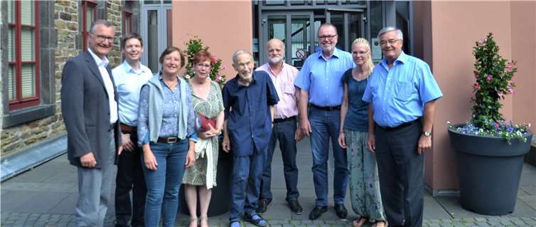 Bernd Schemmer (li.) dankte den ausgeschiedenen langjährigen Ratsmitgliedern Dr. Matthias Rest (Mitte) und Sepp Gans (re.) für die SPD-Fraktion im Verbandsgemeinderat.Foto: privat