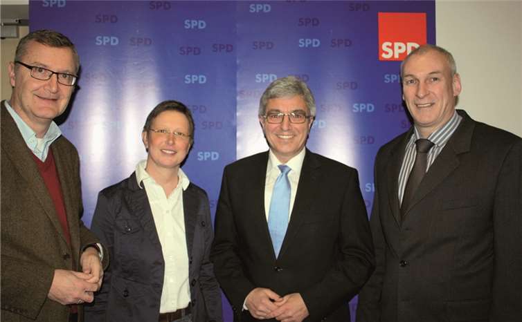 Bernd Schemmer (v. l.), Vorsitzender der Verbandsgemeinde-SPD, Karin Küsel-Ferber, Kandidatin zur Wahl des Bürgermeisters, Roger Lewentz, SPD-Vorsitzender Rheinland-Pfalz, und Fred Pretz, Bürgermeister der Verbandsgemeinde Vallendar. privat