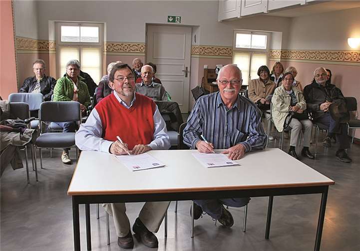 Bernd Schiffarth (li.) und Richard Keuler (re.) unterzeichneten eine gegenseitige beitragsfreie Mitgliedschaft. privat