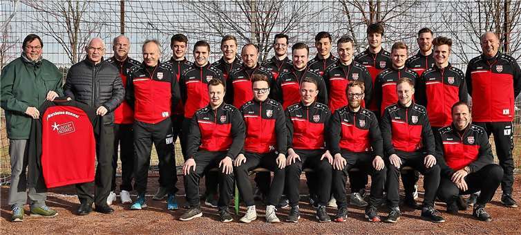 Bernd Schiffarth v. l.) und Hermann-Josef Romes dankten den Fußballern für ihren Einsatz. Foto: Werner Drescher/Förderverein St. Josef