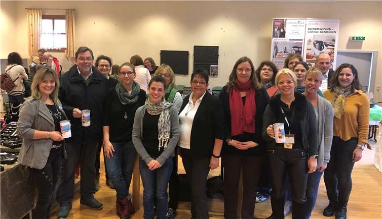 Bernd Schiffarth von „Unser Notarzt“ (vorne, Zweiter von links) freute sich über die Spende. privat