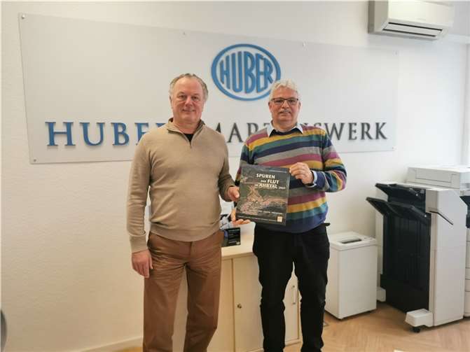 Bernd Schneider (re.) und Jürgen Schofeld bei der Spendenübergabe in der Huber Martinswerk GmbH. Fotos: Bernd Schneider