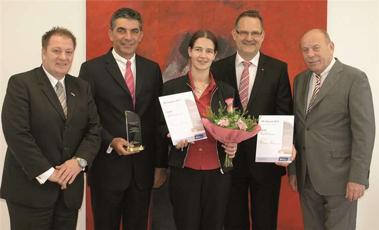 Bernd Schrott, Vertriebsdirektor bei Union Investment (l.), übergibt an den Vorstand Walter Müller, Marketing-Mitarbeiterin Andrea Wertz, Prokuristen Werner Birkenheier und den Vorstandsvorsitzenden Theodor Winkelmann den „PR-Award“ in Gold.privat