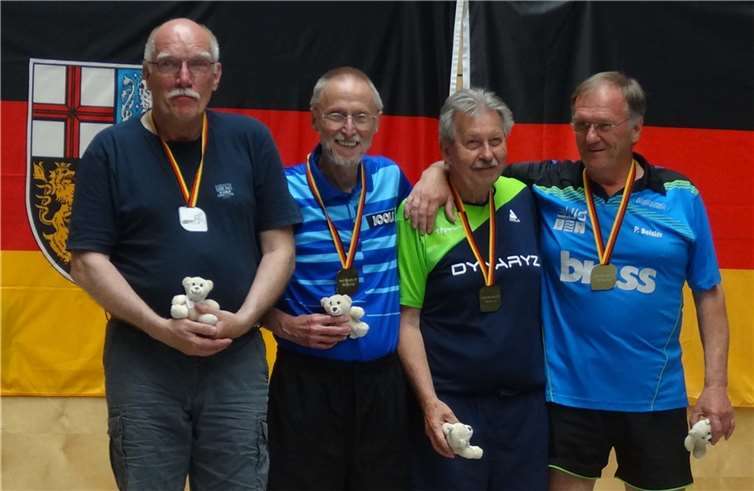 Bernd Schuler (2.v.l) spielte erfolgreich bei den Tischtennismeisterschaften in Völklingen.  Foto: privat