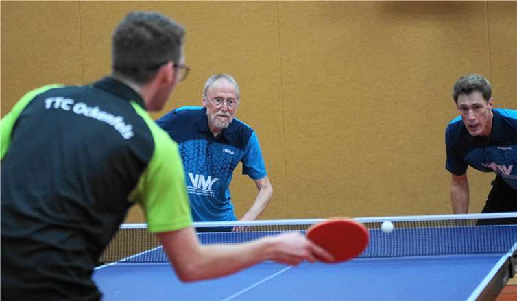 Bernd Schuler (l.) und Horst Udo Mülhausen auf dem Weg zum Sieg über den TTC Ockenfels.  Foto: M. Schreiber