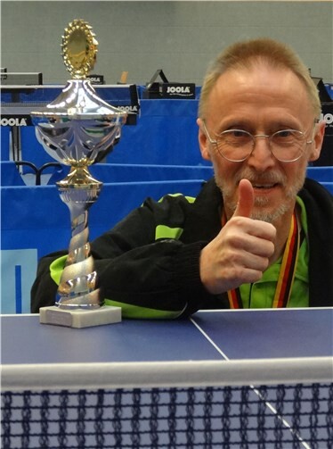 Bernd Schuler mit seinem Pokal. privat