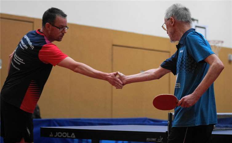 Bernd Schuler (r.) nimmt die Glückwünsche von Nico Wollschlag entgegen.  Foto: Michael Schreiber