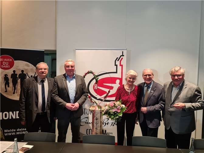 Bernd Schuwerack (2.v.l) ist der neue geschäftsführende Vorsitzende des TV Cochem. Er übernimmt dieses Amt von Wilfried Gerdes (2.v.re), der nach 50 Jahren Vorstandsarbeit im TV Cochem in den wohlverdienten Ruhestand ging. V.li. Heinz Bremm (Beigeordneter VG Cochem) , Bernd Schuwerack, Ingrid Götz, Wilfried Gerdes, Willy Müller (repräsentierender Vorsitzender). Fotos: TV Cochem