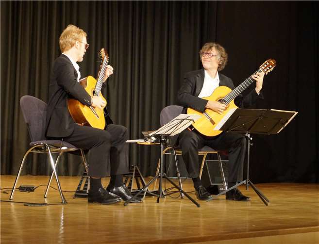 Bernd Steinmann (links) und Stefan Loos (rechts) sind ein eingespieltes Team. Im nächsten Jahr stehen die Berufsmusiker 30 Jahre gemeinsam auf der Bühne.Foto: SEL