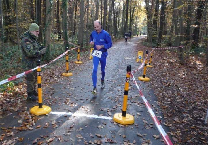 Bernd Stelter auf der Laufstrecke durch den herbstlichen Kottenforst. privat