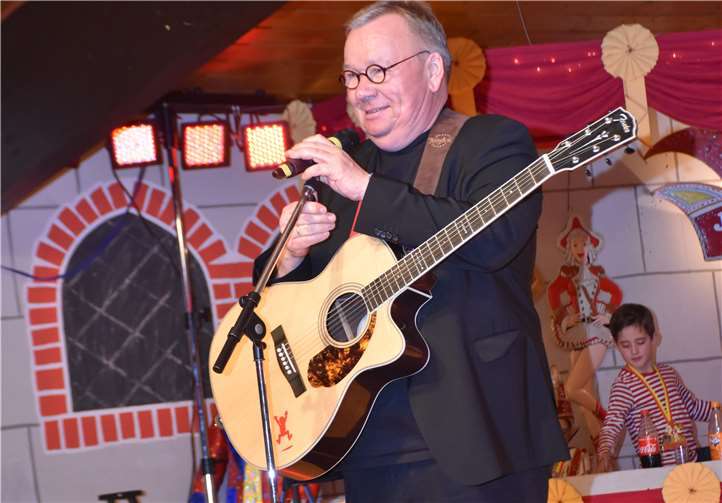 Bernd Stelter begeisterte mit seinen Parodien und selbstgetexteten Liedern das närrische Publikum.