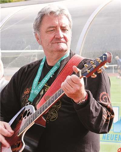 Bernd Stemmeler in seinem Element: Rockmusik bei seinem Verein.  Sandra Kunschke