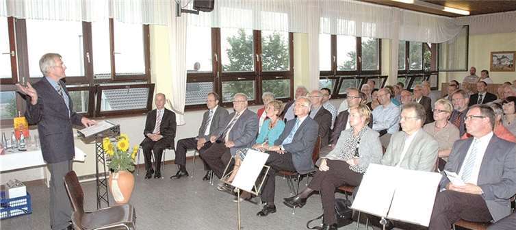 Bernd Stratmann, Vorsitzender des Fördervereins Burgruine Arenberg eröffnete die Ausstellung. UM