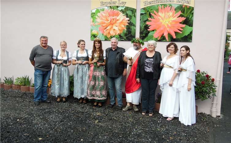 Bernd Walbrück und Holger Lenz wollten die Tatsache, dass die „Alte Herrlichkeit“ zwei Dahlien ihr Eigen nennt, für die Erpeler Bürger und Gäste konkret erlebbar machen.privat