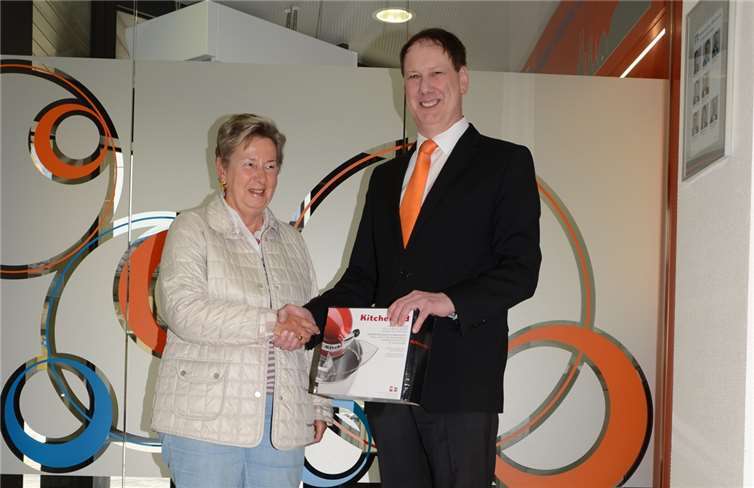 Bernd Walterfang freute sich sehr mit Renate Griesel über den Gewinn.privat