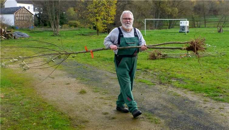Bernd Walther aus Ahrweiler vom dortigen Streuobstwiesenverein freut sich über die Baumspende für den Streuobstverein in Bachem. Foto: Winfried Sander