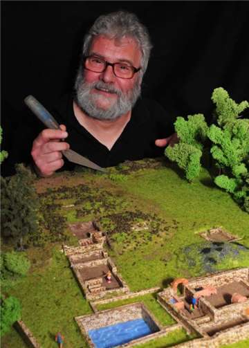 Bernd Walther legt letzte Hand an seinem neuen Modell an. W. Mertens