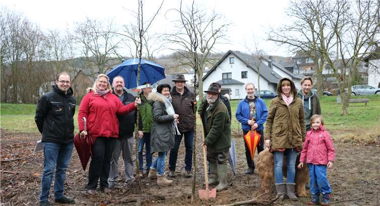 Bernd Walther schaufelte die Löcher, in die die Paten ihre Bäume setzten, und trotzte jedem Regenguss.Fotos: LFR