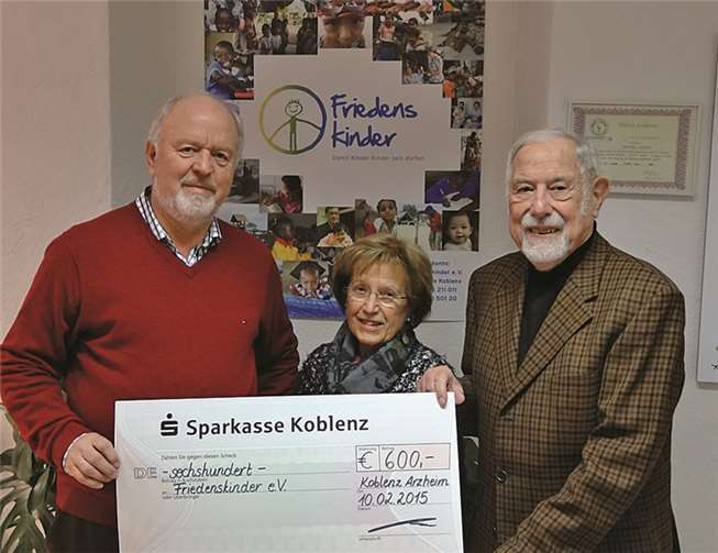 Spende für Friedenskinder Bernd Wangelin, Gisela und Paul Bremer bei der Scheckübergabe.PSM