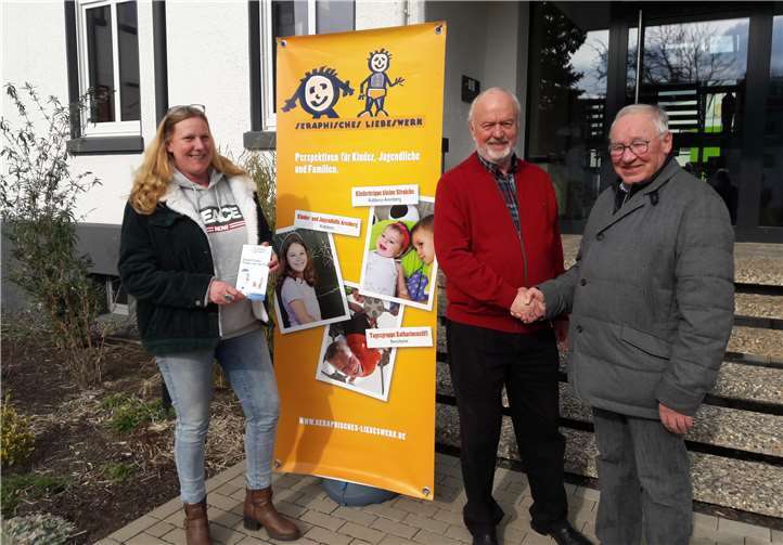 Bernd Wangelin (Mitte), Vorsitzender der „Friedenskinder“, übergab den Scheck an Daniela Strauch und Wolfgang Mogendorf. Foto: privat