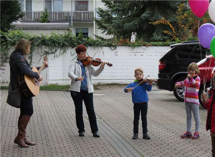 Bernd Weidenbach wurde mit einem kleinen Geigenspiel und dem von Gitarre begleiteten Ständchen „Viel Glück und viel Segen“ überrascht.