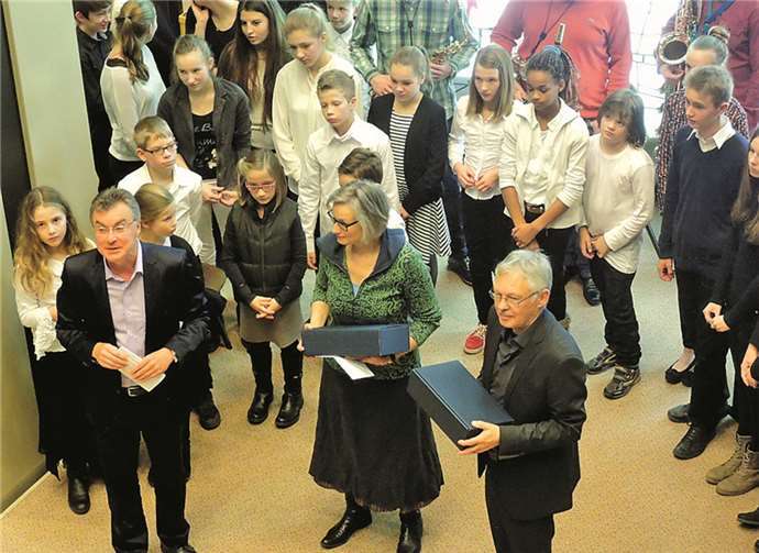Bernd Wieczorek (evm) überreichte Lucia Stark einen Umschlag. Neben ihr steht Michael Misterek.