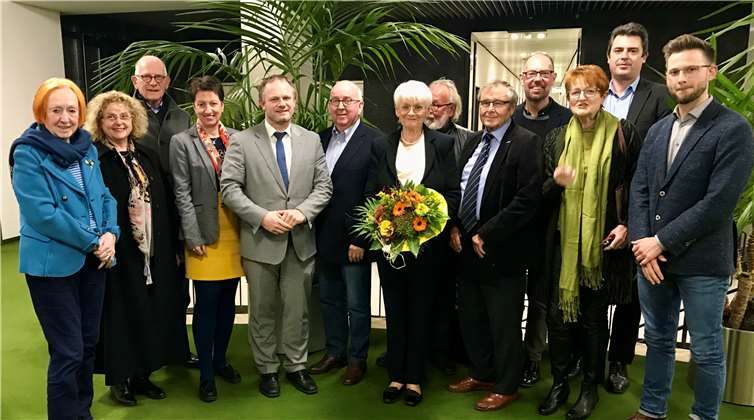 Bernd Willscheid (4.v.r.) ist neuer Vorsitzender der Stiftung. Helga Moitz (Mitte) wurde zur Ehrenvorsitzenden ernannt. Oberbürgemeister Jan Einig (5.v.l.) gratulierte zur Wahl. Foto: privat