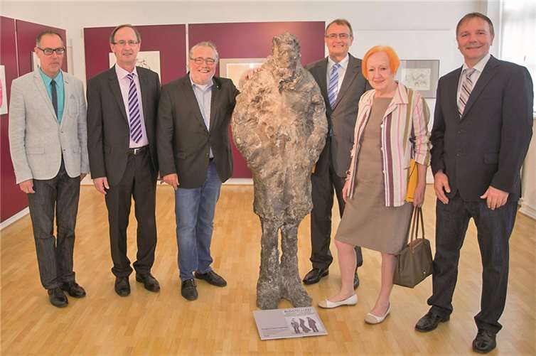 Bernd Willscheid, Dr. Klaus Winkler, Uwe Langnickel neben seiner Skulptur aus dem Jahr 1976, Rainer Kaul, Charlotte Fichtl-Hilgers und Thomas Vis (von links).WT