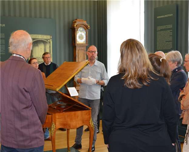 Bernd Willscheid zeigte einige Funktionen der Möbel und verblüffte die Besucher mit interessanten Details zur Geschichte. Foto: Roentgenmuseum