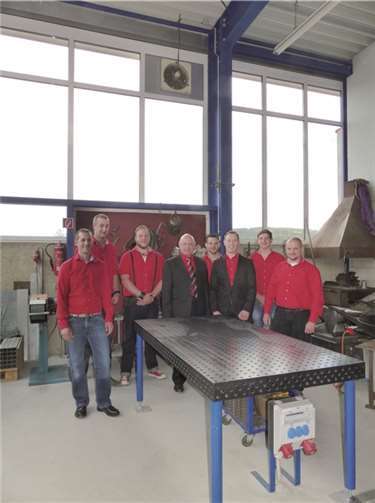 Bernd und Markus Klein freuten sich mit Kollegen über die helle Halle.