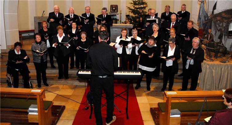Bernhard Bätzing (vorne) leitet den Kirchenchor und hatte die musikalische Gesamtleitung für das Konzert. Sein auf der Orgel vorgetragenes Stück „Tochter Zion“ war eine gelungene Einstimmung auf einen facettenreichen musikalischen Abend.