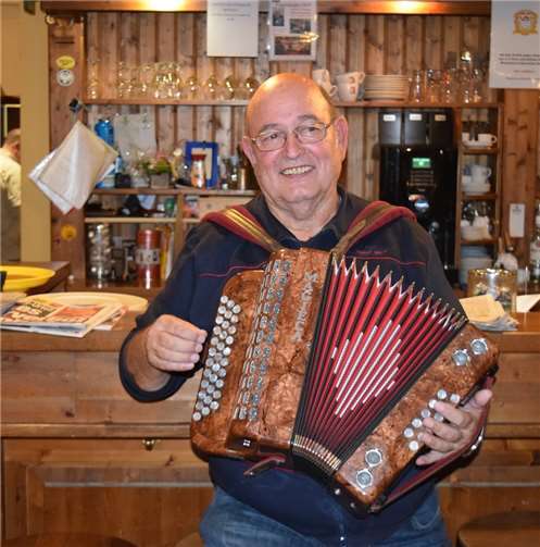 Bernhard Birkenmaier lud zum Mitsingen ein.