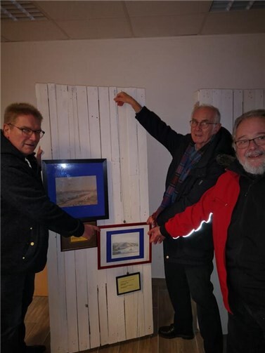 Bernhard Brink, Norbert Meurer und Jürgen Müller bei der Gestaltung der Ausstellung.  Foto: Anton Krüger