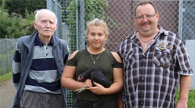 Bernhard Cramer, Jaqueline Schmidt und der 1. VorsitzendeAlexander Schmidt mit einem schwarzen rheinischen Zwerghuhn. Foto: StF