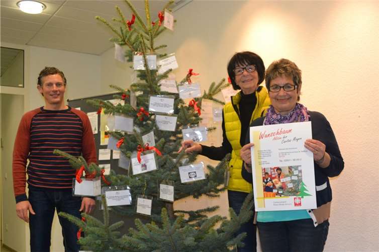 Bernhard Gödert, Gertrud Scherf-Specht und Renate Herres (von links) sorgen dafür, dass die Wünsche pünktlich zum Heiligen Abend die Gabentische schmücken und die Weihnachtsüberraschung gelingt. Foto: privat