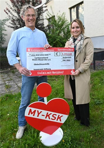Bernhard Gödert, Leiter des Caritas-Fachdienstes Beratung und Soziale Sicherung und Lena Frensch, Vermögensberaterin der KSK Mayen freuen sich, dass bereits zum siebten Mal eine Spende aus der Stiftung „ISUAMREAB“ an den Caritasverband Rhein-Mosel-Ahr e. V. übergeben werden konnte. Foto: Ralph Künzel