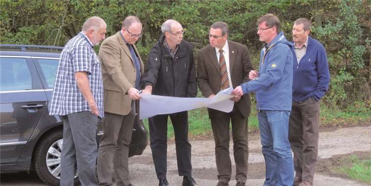 Bernhard Jüngling (3.v.li.) erläutert MdL Horst Gies (3.v.re.) sowie Bürgermeister Guido Nisius (2.v.li.) und den Ortsvertretern Rüdiger Larscheid (li.), Wolfgang Heinisch (2.v.re.) und Helmut Nagelschmidt (re.) den geplanten Streckenverlauf des Ahrradweg-Lückenschlusses.VG Adenau