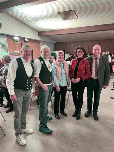 Bernhard Klapperich (Vorsitzender der Heimatfreunde), Johannes Montermann (Steinhauer), Jutta Bell, Petra Schneider MdL und Johannes Bell (v.l.n.r.).  Foto: Petra Schneider