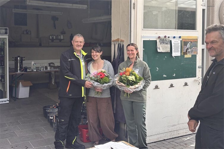 Bernhard Klapperich vom Vorstand überreichte Kathrin Dörr und Lucienne Knips jeweils einen Blumenstrauß