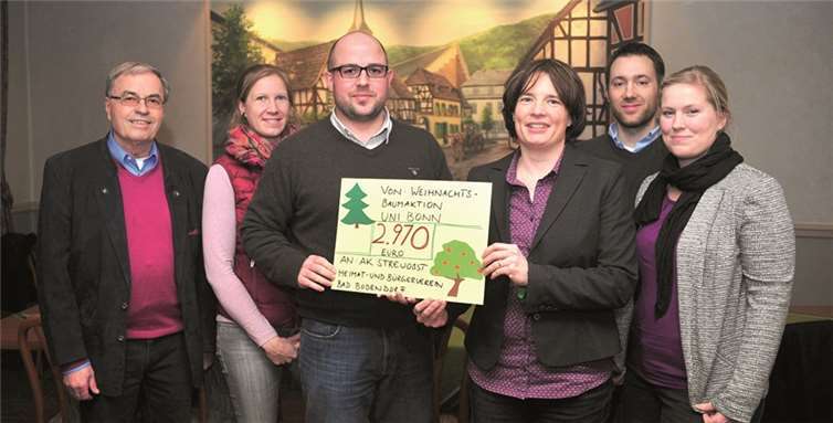 Bernhard Knorr, Sabine Stein, Angela Holly-Keelan, Simon Keelan, Daniel Boos und Annika Eitna bei der Scheckübergabe. RÜ