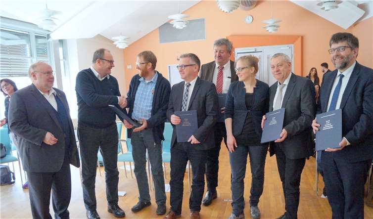Bernhard Kubatzki von der LpB (2.v.li.) überreichte das Konzept an Rainer Welchesund die anderen Bürgervertreter der betroffenen Kommunen. Fotos: MT