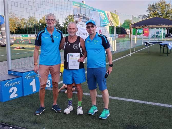 Bernhard Marake mit Veranstaltern.  Foto: Meddy’s LWT