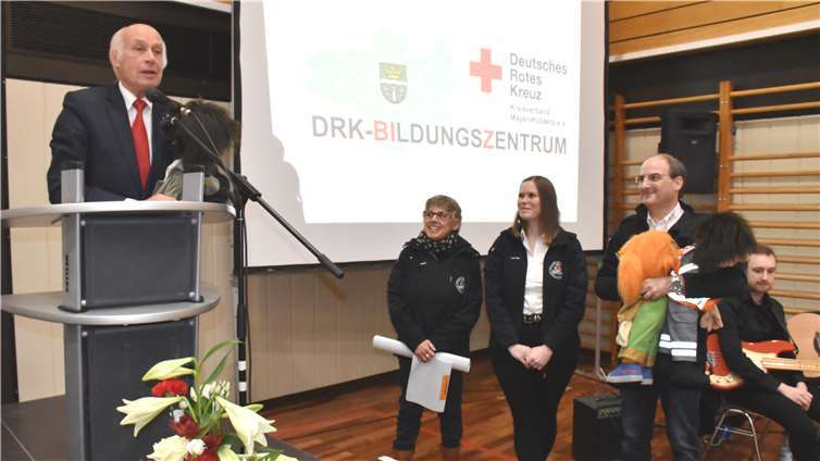 Bernhard Mauel (l.) dankte den Vortragenden, zudenen auch ein Team vom Bildungszentrum Mayen gehörte.