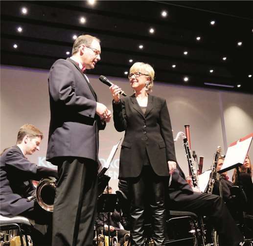 Bernhard Meffert (stehend, l.) erläuterte im Gespräch mit Barbara Harnischfeger, wie die Idee der Sinfonie entstand und schließlich realisiert wurde.