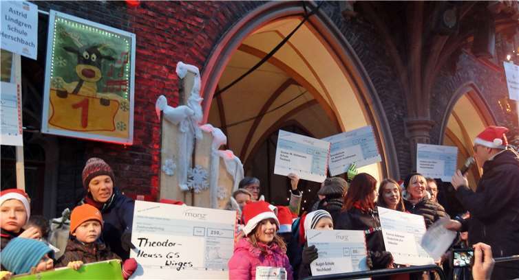 Bernhard Münz bei der Übergabe der Spendenschecksan die teilnehmenden Schulen und Vereine.