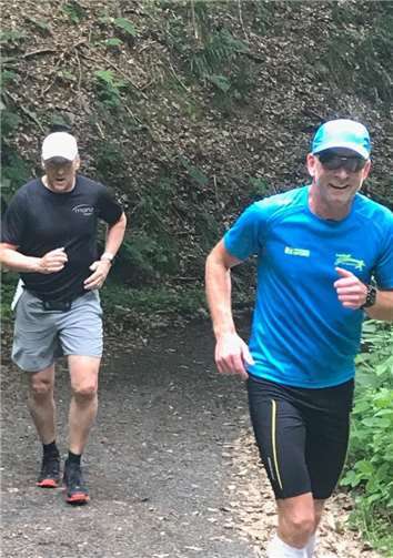 Bernhard Münz und Andreas Bomm kämpften mit dem Westerwälder Profil beim 25 Kilometer-Brexbachtallauf. Fotos: privat