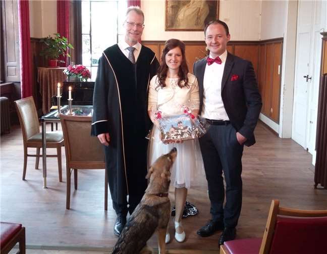Bernhard Ockenfels (li.) mit Jubiläumspaar Vanessa Hillen und Waldemar Löwen.Foto: privat