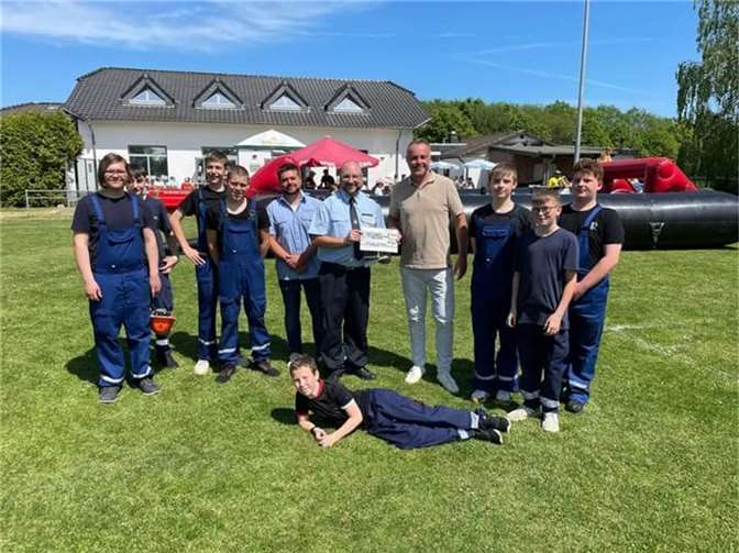 Bernhard Pink überreichte eine Spende der Provinzial Holding AG an die Jugendfeuerwehr.  Fotos: AB